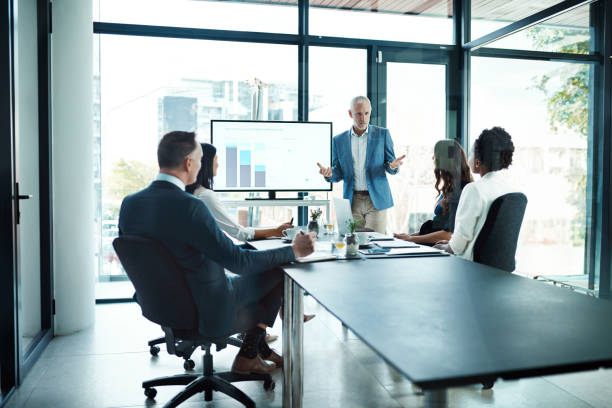 manager, leader et patron s’adressant à son équipe ou à un groupe de collègues lors d’une présentation, d’un séminaire ou d’un atelier lors d’une réunion de conseil d’administration. discuter de la stratégie, de la mission de l’entrep - présentation graphique photos et images de collection