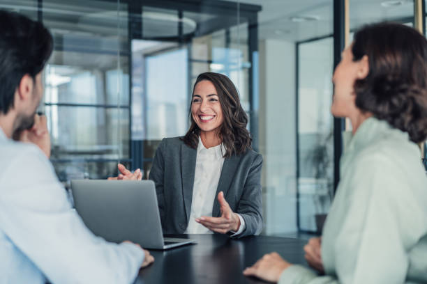 group of business persons talking in the office. - rh photos et images de collection